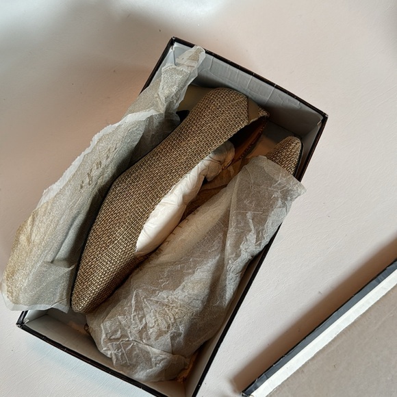 Stuart Weitzman Beige Woven Leather Pumps in 8.5 - Picture 7 of 9